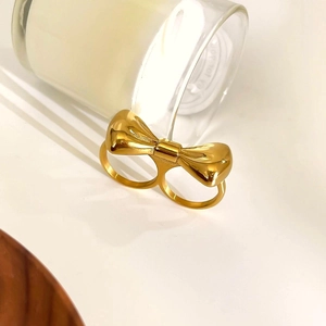 Bague double doigt dorée polie avec nœud en acier inoxydable pour femme