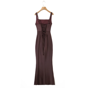 Détail de la robe sirène café foncé avec laçage au dos et design dos nu élégant