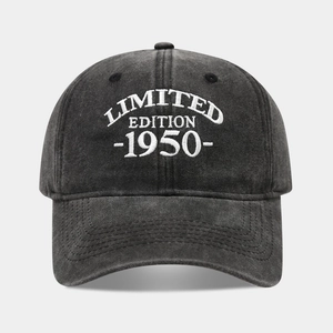 Détail de la broderie blanche Limited Edition 1950 sur la casquette en coton gris délavé vintage