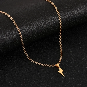 Collier Pendentif Éclair en Acier Inoxydable pour Homme Femme Style Urbain Minimaliste Chaîne de Clavicule Géométrique Bijoux