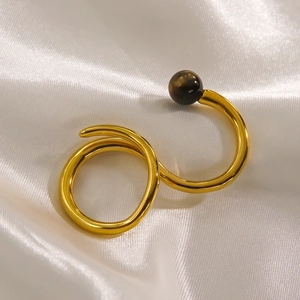 Anello minimalista placcato oro 14K con perla di agata scura su seta bianca