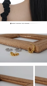 Detailansicht gedrehter Spiralohrstecker in poliertem Gold- und Silberfinish