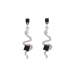 Détail des boucles d'oreilles serpent argentées avec pierres précieuses noires carrées