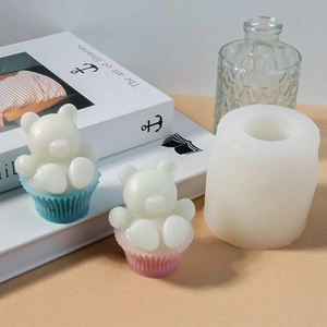 Vue détaillée du moule en silicone ours 3D et bougies parfumées en forme de muffin