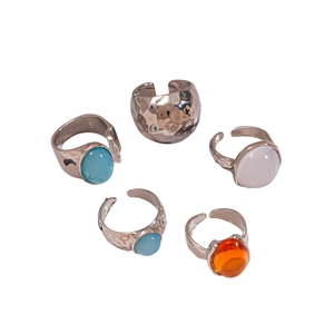 Lot de 5 bagues en métal argenté avec détails en résine et pierres ovales colorées