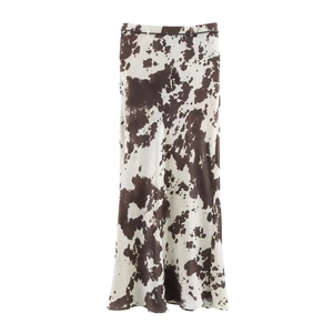 Jupe longue imprimé vache marron et blanc avec ceinture fine et texture soyeuse sur fond blanc
