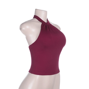 Vue détaillée du gilet dos nu bordeaux montrant la texture en maille serrée et le tissu élastique