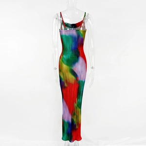 Détail d'une robe caraco plissée moulante colorée avec imprimé tie-dye artistique