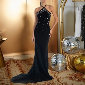 Détail de la robe de soirée dos nu noire avec paillettes blanches et strass brillants