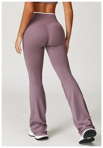 Rückansicht der lila Flare-Yogahose mit hoher Taille und V-förmiger Gesäßnaht
