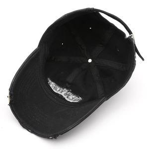 Schwarze gewaschene Baseballkappe mit New York Stickerei innen und gebrauchtem Schirm-Look