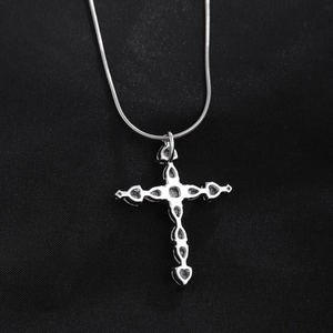 Collier croix hip-hop en argent avec zircons en cœur et chaîne serpent élégante