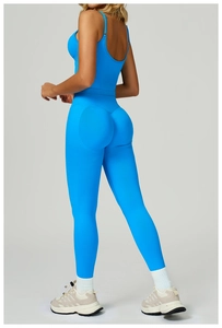 Détail du legging de yoga taille haute et du haut de sport avec maille sans couture et coupe en V