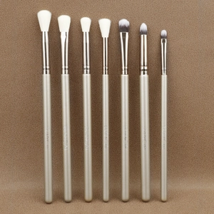 Détail de 7 pinceaux de maquillage yeux or champagne pour estomper l'ombre à paupières