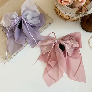 Eleganti mollette per capelli con fiocco in organza lavanda e rosa e fiori