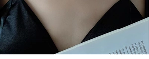 Dettaglio macro del top in seta nera con scollo a V, trama del tessuto e scollatura fine