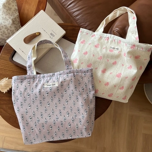 Florale Baumwolltasche mit Reißverschluss und Simple Wish Label auf Ledersofa