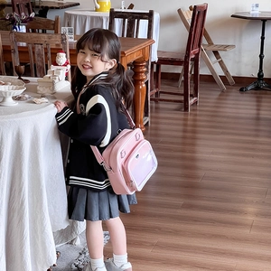 Détail d'un sac ita rose multifonctionnel pour enfants avec fenêtre transparente au café