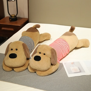 Grand coussin chien en peluche avec t-shirt rayé pour décoration de chambre