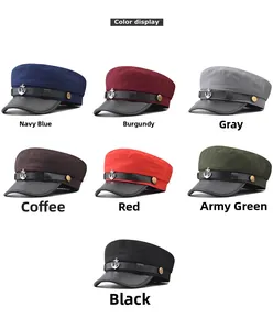 Dettaglio colori dei cappelli stile marinaio con stemmi ad ancora e visiera in pelle