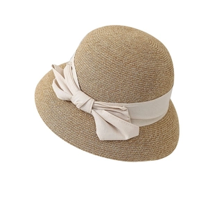 Eleganter Sonnenhut aus Stroh für Damen mit einer stilvollen cremeweißen Schleife