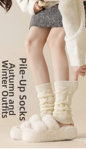 Détail du jambière en tricot blanc crème montrant la texture côtelée douce pour l'hiver