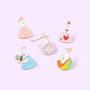 Fünfteiliges Set kreativer Labor-Emaille-Pins mit Herz- und Regenbogen-Designs