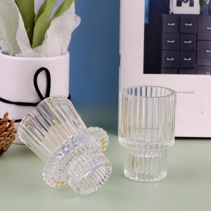 Vue détaillée du bougeoir en verre côtelé avec des rayures verticales réfractant la lumière