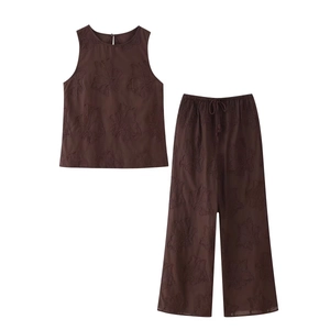 Ensemble marron 2 pièces pour femme avec gilet brodé et pantalon large à fleurs