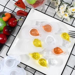 Dettaglio dello stampo in silicone per ghiaccio a forma di pesce con gelatine e decori