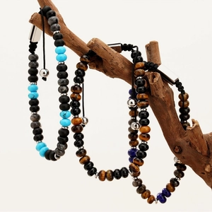 Set di bracciali da uomo in perline con occhio di tigre, lapislazzuli e onice su legno