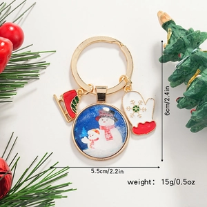Détail du porte-clés de Noël bonhomme de neige avec breloques patin à glace et moufle rouge