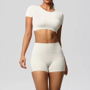 Detail von High-Waist Yoga-Shorts und gepolstertem Crop-Top-Set aus cremeweißem Stretch