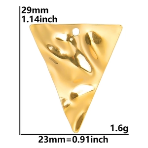 Vue macro d'un pendentif triangle irrégulier doré de 23mm avec texture et dimensions