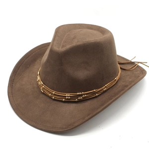 Vue détaillée du chapeau de cowboy en daim marron avec ruban décoré de perles dorées