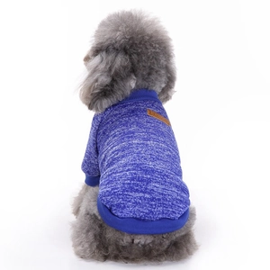 Detail eines blauen Strickpullovers für Hunde mit klassischem Lederetikett und Rippbündchen