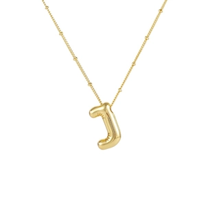 Detailaufnahme des goldenen Buchstaben-J-Anhängers im Ballon-Stil an einer Perlenkette