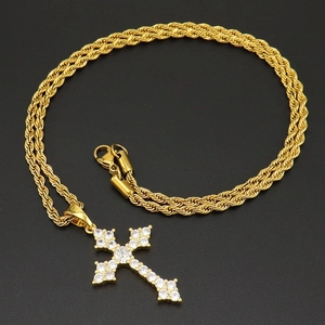 Collier avec pendentif croix dorée serti de zircons et chaîne torsadée style minimaliste