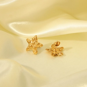 Détails de boucles d'oreilles étoile de mer dorées avec surface texturée et fermoirs
