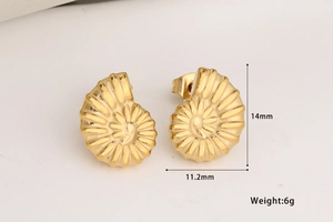 Détail de boucles d'oreilles conque dorées avec dimensions 11,2mm x 14mm