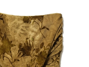 Vue détaillée du tissu résille à fleurs avec design froncé en jaune brunâtre