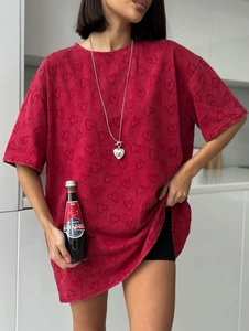 T-shirt rouge oversize pour femme avec motif cœur en relief et coupe décontractée