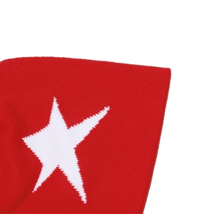Détail macro de l'étoile blanche sur le tissu en maille rouge du bonnet d'hiver