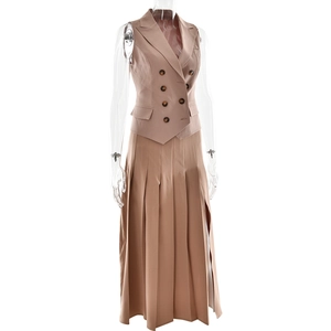 Détail de l'ensemble gilet croisé kaki et jupe longue plissée sur un mannequin féminin