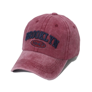 Casquette vintage en coton lavé bordeaux avec broderie Brooklyn 1947 de qualité