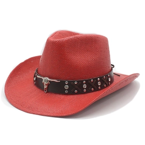 Chapeau de cowboy rouge en paille avec large bord et boucle décorative tête de taureau