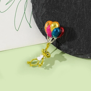 Détail d'une broche grenouille à ballons créative avec finition émail coloré sur pierre