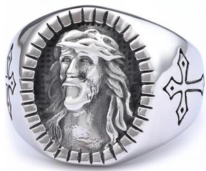 Detaillierte Makroansicht des gotischen Jesus-Kruzifix-Reliefs auf einem Edelstahlring