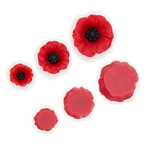 Vue détaillée de broches coquelicot en résine rouge en plusieurs tailles avec dos plat