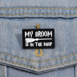 Broche en Émail d'Alliage de Balai Magique Badge de Lettre My Broom Is In The Shop Épingle de Sorcière Drôle Pour Décoration de Sac